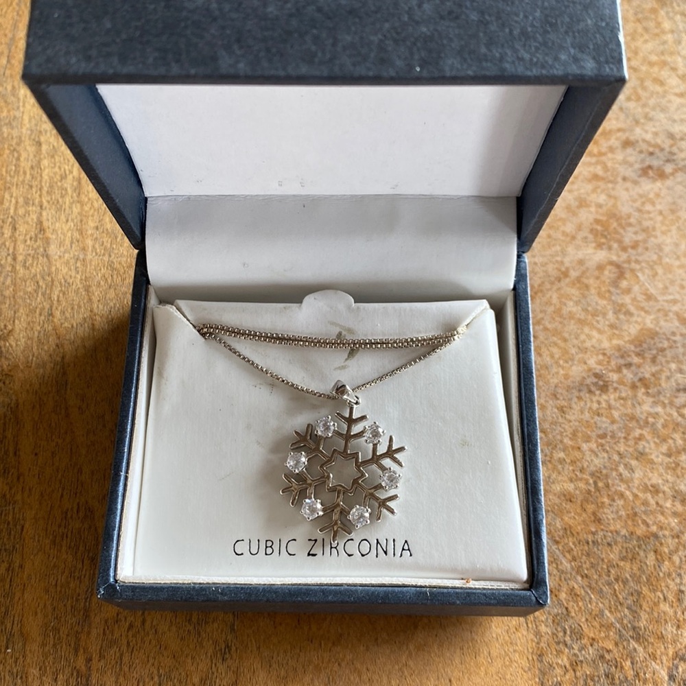 Silver and Cubic Zirconia Snowflake Necklace with Box Christmas Gift Winter